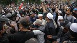 Penampakan Kerumunan Pendukung Habib Rizieq di Flyover Pondok Kopi