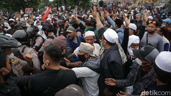 Penampakan Kerumunan Massa Pendukung HRS di Flyover Klender Massa pendukung Habib Rizieq Shihab (HRS) bertahan di flyover Stasiun Klender, Jaktim. Mereka bertahan di sana sembari meneriakkan takbir.