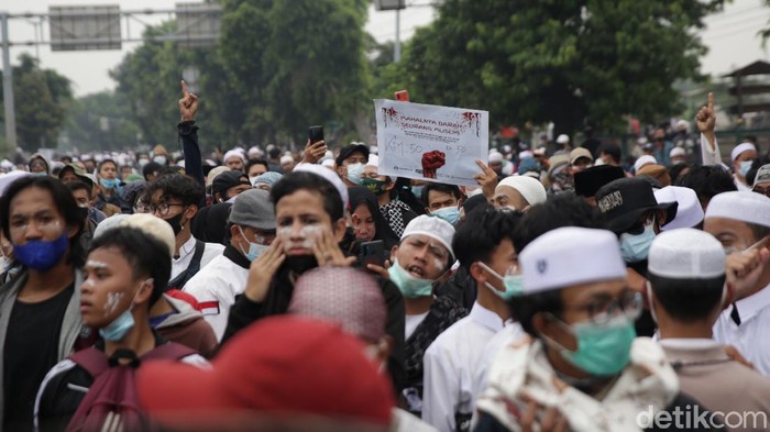 Penampakan Kerumunan Massa Pendukung HRS di Flyover Klender Massa pendukung Habib Rizieq Shihab (HRS) bertahan di flyover Stasiun Klender, Jaktim. Mereka bertahan di sana sembari meneriakkan takbir.