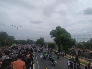 Massa Pendukung HRS di 2 Titik Dekat Flyover Klender Mulai Bubarkan Diri
