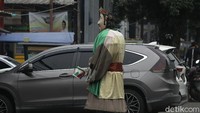 Meski begitu, masih ada saja orang yang menggunakan ondel-ondel untuk mengais rezeki di jalanan ibu kota. 