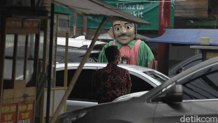 Pemprov DKI Jakarta larang ondel-ondel digunakan untuk mengemis. Meski begitu, masih ada saja orang yang gunakan ondel-ondel untuk ngamen di jalanan ibu kota.