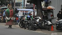 Selain melestarikan budaya, Riza menyampaikan larangan ini diterapkan demi menjaga ketertiban di jalan raya. Menurutnya, ikon budaya Betawi itu layak mendapatkan tempat lebih baik.