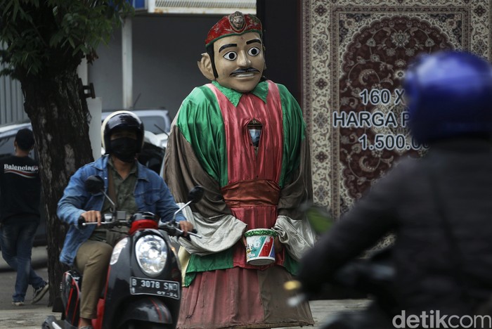 Pemprov DKI Jakarta larang ondel-ondel digunakan untuk mengemis. Meski begitu, masih ada saja orang yang gunakan ondel-ondel untuk ngamen di jalanan ibu kota.