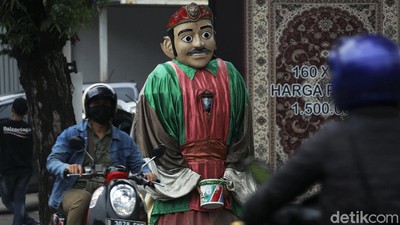Dilarang Buat Ngemis, Pengamen Ondel-ondel Masih Beraksi