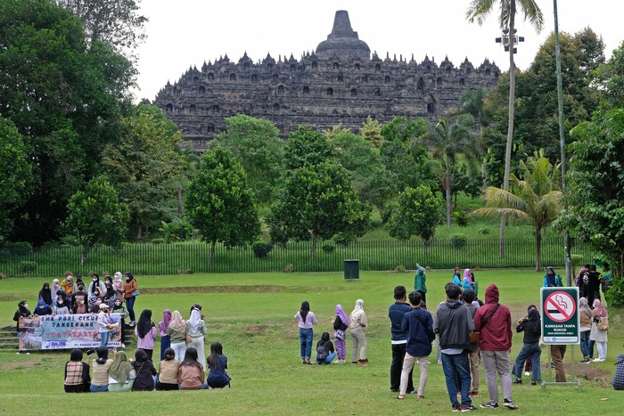 PENUTUPAN ZONA 1 BOROBUDUR Wisatawan berada di zona 2 kawasan Taman Wisata Candi (TWC) Borobudur, Magelang, Jawa Tengah, Kamis (24/6/2021). Menindaklanjuti surat edaran Sekretaris Jenderal Kementerian Pendidikan, Kebudayaan, Riset dan Teknologi Nomor 9 Tahun 2021 tentang kebijakan bekerja dari rumah dalam rangka pencegahan dan penanganan COVID-19, Balai Konservasi Borobudur (BKB) menutup sementara kawasan zona 1 Candi Borobudur mulai tanggal 23 Juni sampai 2 Juni mendatang. ANTARA FOTO/Anis Efizudin/rwa.
