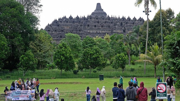 Wisatawan berada di zona 2 kawasan Taman Wisata Candi (TWC) Borobudur, Magelang, Jawa Tengah, Kamis (24/6/2021). Menindaklanjuti surat edaran Sekretaris Jenderal Kementerian Pendidikan, Kebudayaan, Riset dan Teknologi Nomor 9 Tahun 2021 tentang kebijakan bekerja dari rumah dalam rangka pencegahan dan penanganan COVID-19, Balai Konservasi Borobudur (BKB) menutup sementara kawasan zona 1 Candi Borobudur mulai tanggal 23 Juni sampai 2 Juni mendatang.  ANTARA FOTO/Anis Efizudin/rwa.