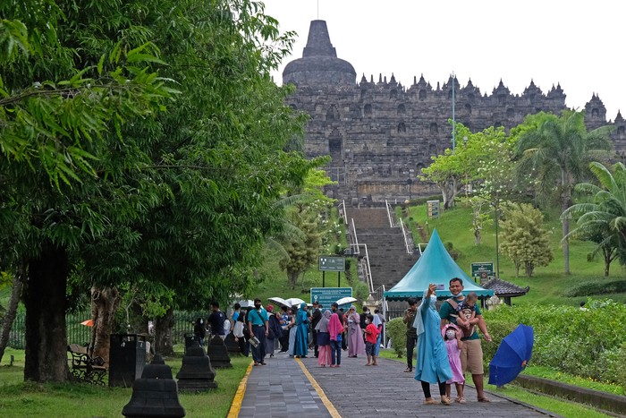 Wisatawan berada di zona 2 kawasan Taman Wisata Candi (TWC) Borobudur, Magelang, Jawa Tengah, Kamis (24/6/2021). Menindaklanjuti surat edaran Sekretaris Jenderal Kementerian Pendidikan, Kebudayaan, Riset dan Teknologi Nomor 9 Tahun 2021 tentang kebijakan bekerja dari rumah dalam rangka pencegahan dan penanganan COVID-19, Balai Konservasi Borobudur (BKB) menutup sementara kawasan zona 1 Candi Borobudur mulai tanggal 23 Juni sampai 2 Juni mendatang.  ANTARA FOTO/Anis Efizudin/rwa.