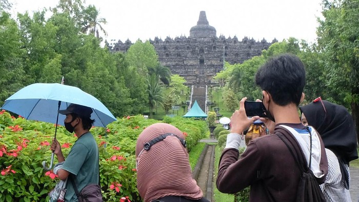 Wisatawan berada di zona 2 kawasan Taman Wisata Candi (TWC) Borobudur, Magelang, Jawa Tengah, Kamis (24/6/2021). Menindaklanjuti surat edaran Sekretaris Jenderal Kementerian Pendidikan, Kebudayaan, Riset dan Teknologi Nomor 9 Tahun 2021 tentang kebijakan bekerja dari rumah dalam rangka pencegahan dan penanganan COVID-19, Balai Konservasi Borobudur (BKB) menutup sementara kawasan zona 1 Candi Borobudur mulai tanggal 23 Juni sampai 2 Juni mendatang.  ANTARA FOTO/Anis Efizudin/rwa.