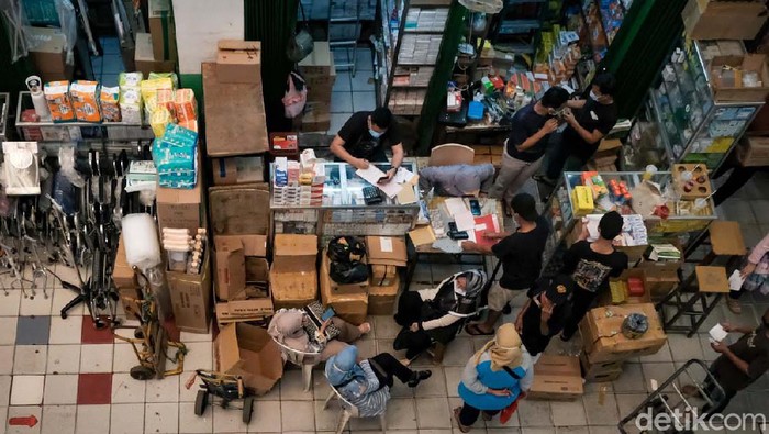 Permintaan Alkes-Vitamin Naik Imbas Lonjakan Kasus Corona di Jakarta Melonjaknya kasus COVID-19 berimbas pada tingginya permintaan akan kebutuhan vitamin dan alat kesehatan. Penjualan di Pasar Pramuka Jakarta meningkat hingga 50 persen.