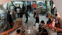 Pasar Pramuka sendiri menyediakan berbagai jenis vitamin hingga alat kesehatan yang dibutuhkan masyarakat di tengah pandemi COVID-19.  