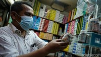 Sebagian besar yang banyak dicari warga yakni masker dan berbagai macam vitamin serta alat kesehatan lainnya. Pedagang sibuk melayani pembeli di Pasar Pramuka.