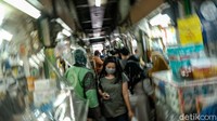 Warga hilir mudik menyambangi Pasar Pramuka di Jakarta, Kamis (24/6/2021) di tengah melonjaknya kasus COVID-19.