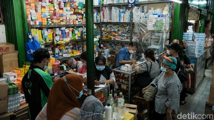 Melonjaknya kasus COVID-19 berimbas pada tingginya permintaan akan kebutuhan vitamin dan alat kesehatan. Penjualan di Pasar Pramuka Jakarta meningkat hingga 50 persen.