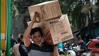 Pekerja toko tampak membawa kardus berisi stok vitamin dan obat-obatan terlihat wara-wiri di lokasi. Setelah kasus Corona di Ibu Kota kembali melonjak, permintaan di pasar Pramuka juga ikut terkerek meningkat hingga 50 persen.