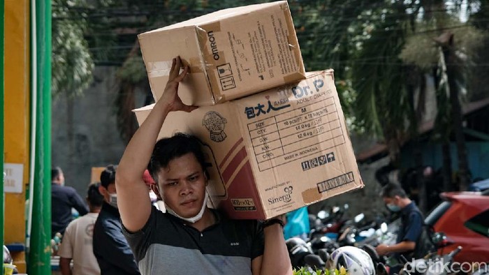 Melonjaknya kasus COVID-19 berimbas pada tingginya permintaan akan kebutuhan vitamin dan alat kesehatan. Penjualan di Pasar Pramuka Jakarta meningkat hingga 50 persen.