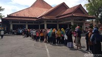 Pantauan detikcom di RSPD, antrean mulai terjadi pukul 09.30 WIB. Peserta yang sudah datang pagi masuk ke pendapa tetapi peserta lain terus berdatangan.