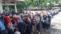 Untuk mengantisipasi peserta berjubel di pendapa, pintu pendapa ditutup. Namun antrean justru terus mengular di halaman hingga sepanjang sekitar 40 meter.