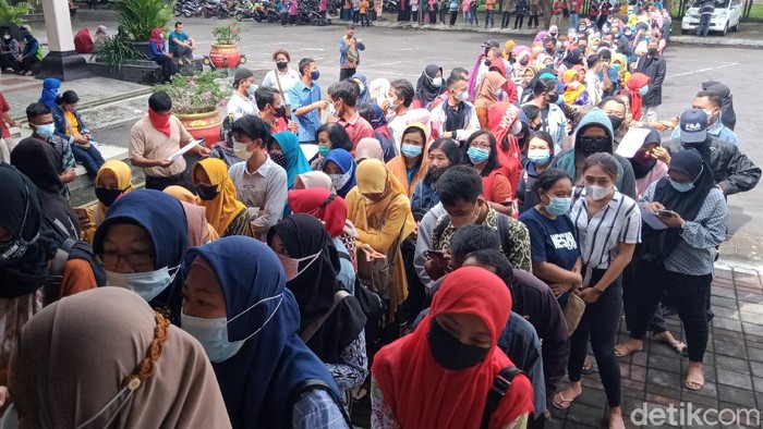 Picu Kerumunan, Antrean Vaksinasi Massal di Klaten Dibubarkan Antrean vaksinasi massal COVID-19 di RSPD Klaten dibubarkan. Pasalnya antrean tersebut memicu terjadinya kerumunan yang meningkatkan risiko penyebaran Corona.