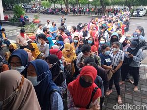 Picu Kerumunan, Antrean Vaksinasi Massal di Klaten Dibubarkan