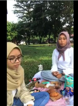 Ngakak! Niat Piknik Cantik, Makanan Wanita Ini Malah Dicuri Angsa dan Rusa
