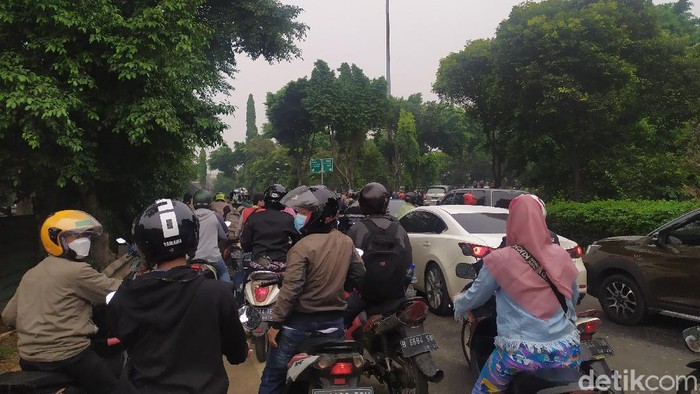Polisi melakukan penyekatan di jalan arah menuju Kantor Wali Kota Jakarta Timur.