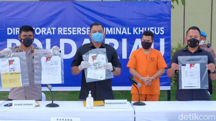 Polisi menunjukkan barang bukti hasil penggelapan uang nasabah yang dilakukan oleh eks manajer bank di Pekanbaru