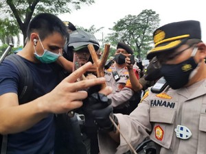 Polisi Amankan Sejumlah Orang Jelang Vonis Rizieq, Ada yang Bawa Pisau!