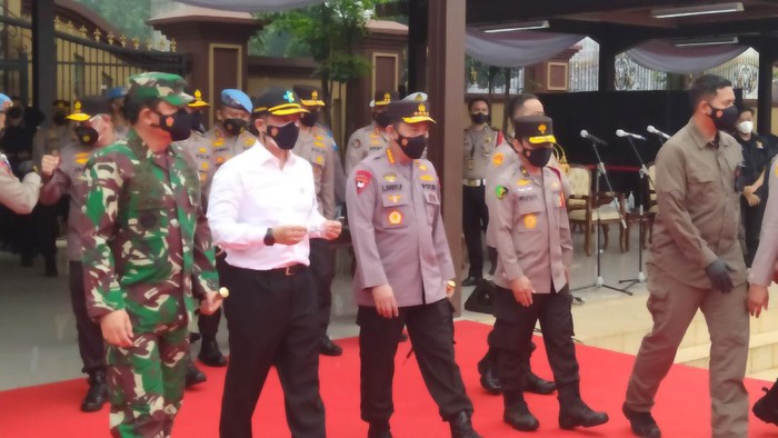Polri-TNI gelar vaksinasi massal di Lapangan Bhayangkara, Jakarta Selatan, Kamis (24/6/2021).