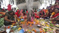 Para peserta Festival Vat Savitri melakukan ritual di Kota Ahmedabad, India (24/6/2021). AP/Ajit Solanki