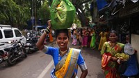 Para peserta Festival Vat Savitri melakukan ritual di Kota Mumbai, India (24/6/2021). AP/Rafiq Maqbool