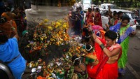 Beginilah saat para peserta Festival Vat Savitri melakukan ritual tanpa menerapkan protokol kesehatan yang ketat, seperti memakai masker dan berkerumun, di Kota Mumbai, India (24/6/2021). AP/Rafiq Maqbool
