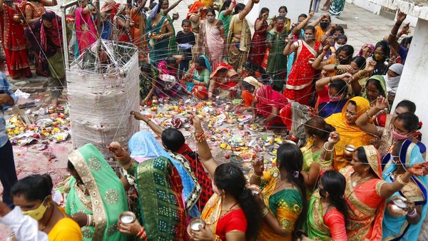 Potret Kerumunan Tanpa Masker di Festival Vat Savitri India