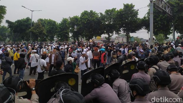 Potret massa simpatisan HRS hendak menuju PN Jaktim (Luqman Arun/detikcom)