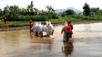 Lintasan yang dilalui itu yakni dengan menyeberangi sungai yang cukup luas.