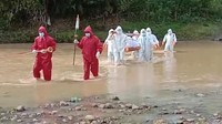 Video tersebut menunjukkan ekstrimnya jalur menuju pemakaman. Petugas harus ekstra waspada saat menyeberangi sungai yang cukup lebar.