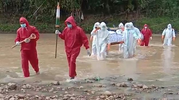Potret Pilu Pemakaman Jenazah Corona: Seberangi Sungai-Lewati Persawahan Video pemakaman diduga pasien COVID-19 di Kabupaten Wonogiri, Jawa Tengah, ramai diperbincangkan. Dalam video tersebut, tampak petugas berpakaian APD lengkap harus menyeberangi sungai, melewati pematang sawah hingga berjalan sejauh satu kilometer untuk memakamkan pasien positif COVID-19.