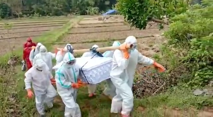 Video pemakaman diduga pasien COVID-19 di Kabupaten Wonogiri, Jawa Tengah, ramai diperbincangkan. Dalam video tersebut, tampak petugas berpakaian APD lengkap harus menyeberangi sungai, melewati pematang sawah hingga berjalan sejauh satu kilometer untuk memakamkan pasien positif COVID-19.