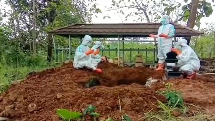 Potret Pilu Pemakaman Jenazah Corona: Seberangi Sungai-Lewati Persawahan Video pemakaman diduga pasien COVID-19 di Kabupaten Wonogiri, Jawa Tengah, ramai diperbincangkan. Dalam video tersebut, tampak petugas berpakaian APD lengkap harus menyeberangi sungai, melewati pematang sawah hingga berjalan sejauh satu kilometer untuk memakamkan pasien positif COVID-19.