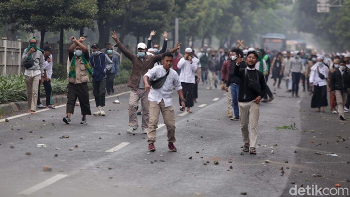 Potret Ricuh Pendukung Rizieq Jelang Sidang Vonis Jelang persidangan vonis Habib Rizieq di Pengadilan Negeri Jakarta Timur, kericuhan terjadi. Massa pendukung Habib Rizieq melempar batu ke arah polisi. Peristiwa terjadi di sebelum flyover Stasiun Klender, Jl I Gusti Ngurah Rai yang mengarah ke Pengadilan Negeri Jakarta Timur, Rabu (24/6/2021) pukul 09.43 WIB.