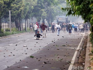 Momen Kericuhan di Dekat Lokasi Sidang Vonis HRS