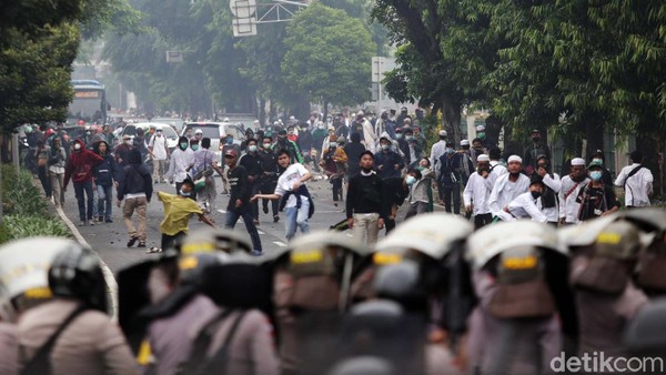 Jelang Sidang Vonis Habib Rizieq, Massa Lempar Batu ke Polisi
