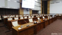 Sejumlah anggota Komisi I DPR RI hingga staf dilaporkan positif COVID-19. Hal itu juga yang membuat Komisi I DPR RI memutuskan untuk melakukan lockdown hingga dua minggu ke depan.  