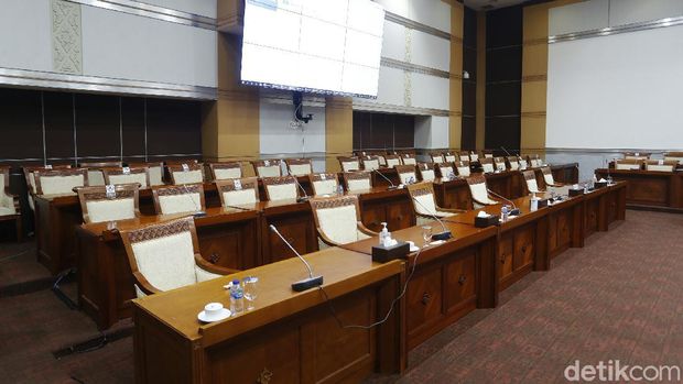 Tak seperti biasanya, gedung DPR RI terlihat sepi. Usai belasan anggota dewan terpapar COVID-19 dalam waktu yang cukup bersamaan, gedung itu di disinfeksi dan disterilkan.