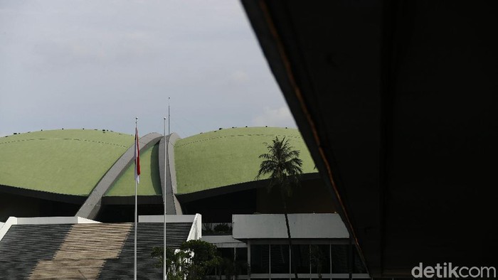 Tak seperti biasanya, gedung DPR RI terlihat sepi. Usai belasan anggota dewan terpapar COVID-19 dalam waktu yang cukup bersamaan, gedung itu di disinfeksi dan disterilkan.