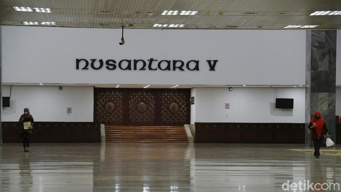 Potret Sunyi Sepi Gedung DPR RI Tak seperti biasanya, gedung DPR RI terlihat sepi. Usai belasan anggota dewan terpapar COVID-19 dalam waktu yang cukup bersamaan, gedung itu di disinfeksi dan disterilkan.