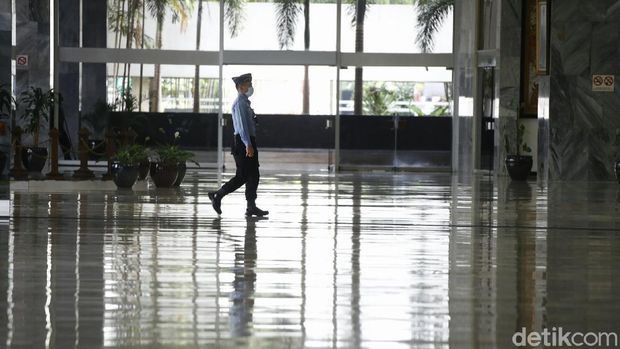 Tak seperti biasanya, gedung DPR RI terlihat sepi. Usai belasan anggota dewan terpapar COVID-19 dalam waktu yang cukup bersamaan, gedung itu di disinfeksi dan disterilkan.