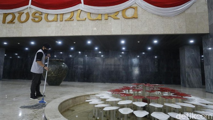 Tak seperti biasanya, gedung DPR RI terlihat sepi. Usai belasan anggota dewan terpapar COVID-19 dalam waktu yang cukup bersamaan, gedung itu di disinfeksi dan disterilkan.
