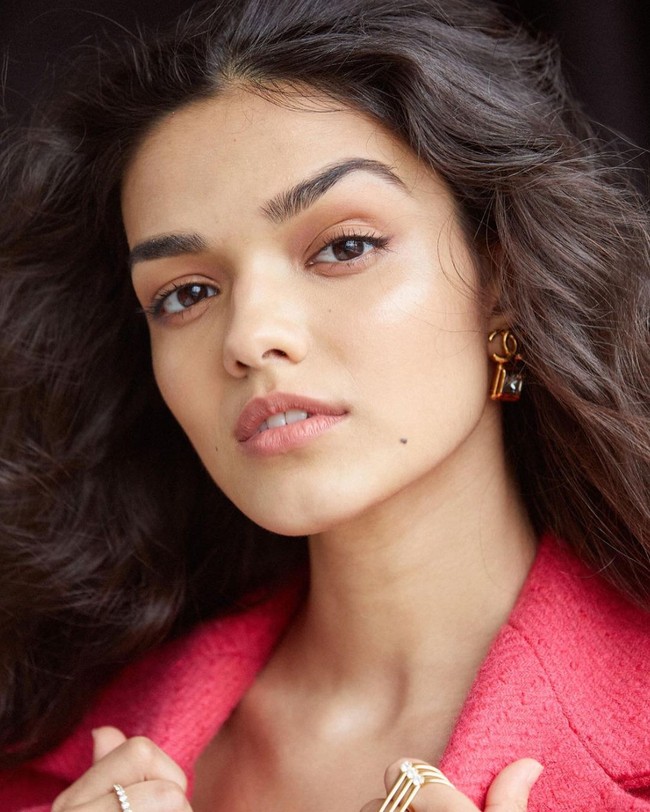 Beberapa waktu lalu Rachel Zegler mengumumkan dirinya resmi dipilih untuk berperan sebagai Snow White dalam film versi live action. Rachel sendiri dikenal sebagai aktris pendatang baru yang juga aktif sebagai YouTuber. Foto: Instagram @rachelzegler