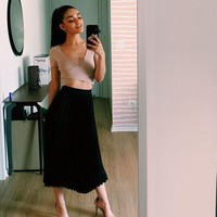 Ia pun tampak tak peduli dengan banyaknya komentar rasis. Dalam kolom komentar cukup banyak netizen yang mendukung pemilihan Rachel Zegler yang dianggap punya kemampuan akting dan suara bagus. Foto: Instagram @rachelzegler